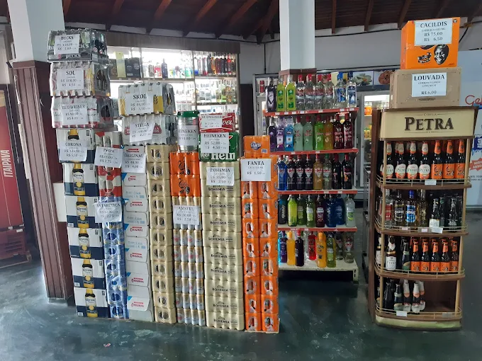 Atacado e caixa fechada de bebidas